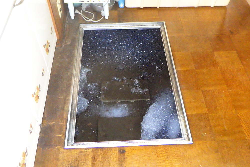 施工中のシロアリ発泡消毒