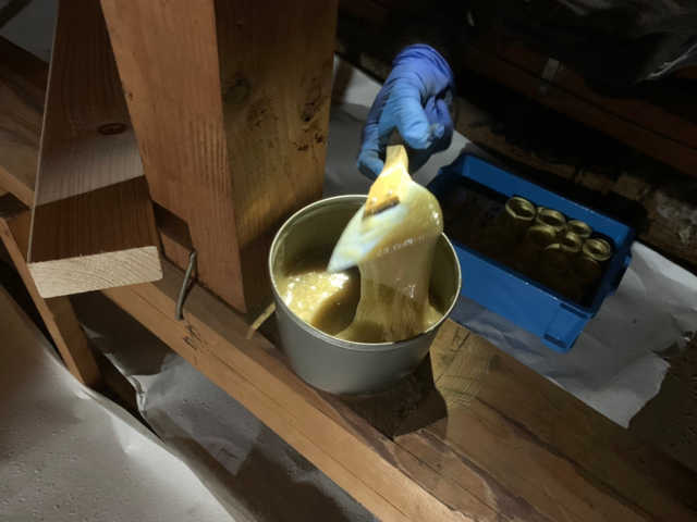タフロンウッド剤を混ぜ合わせる
