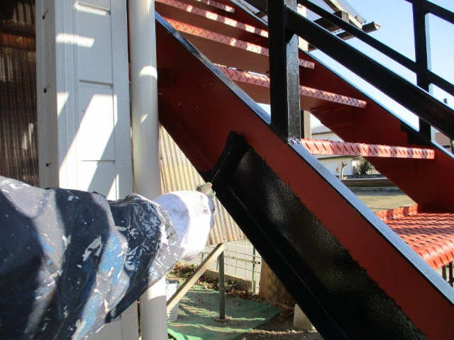 外階段のサビ止め塗装作業