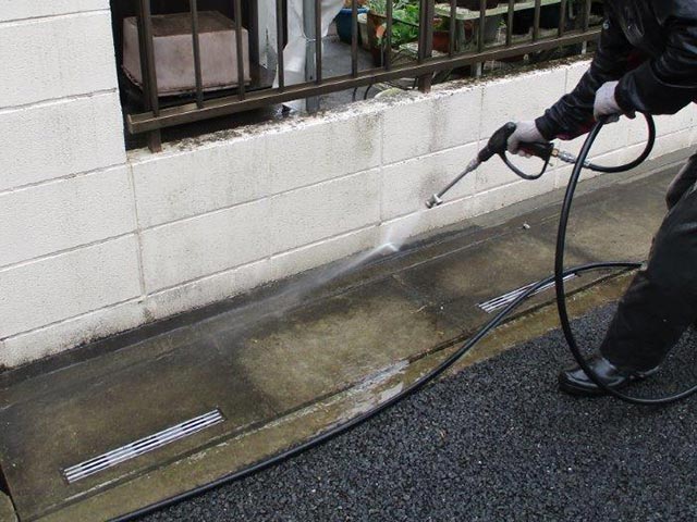 高圧洗浄を施工中のブロック塀