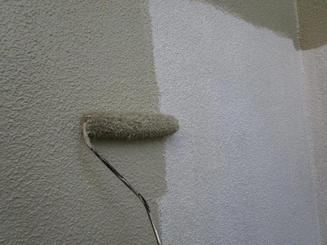 中塗りを塗装している外壁
