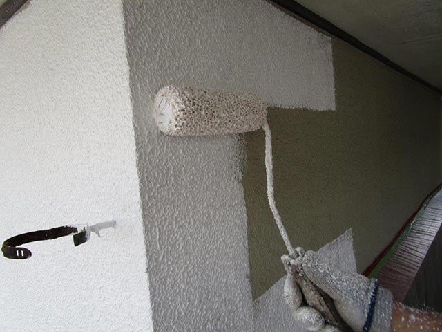 下塗りを塗装している外壁