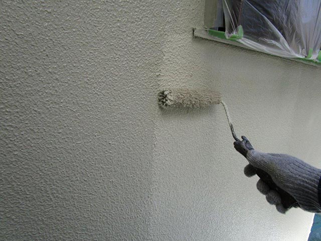 上塗りを塗装している外壁