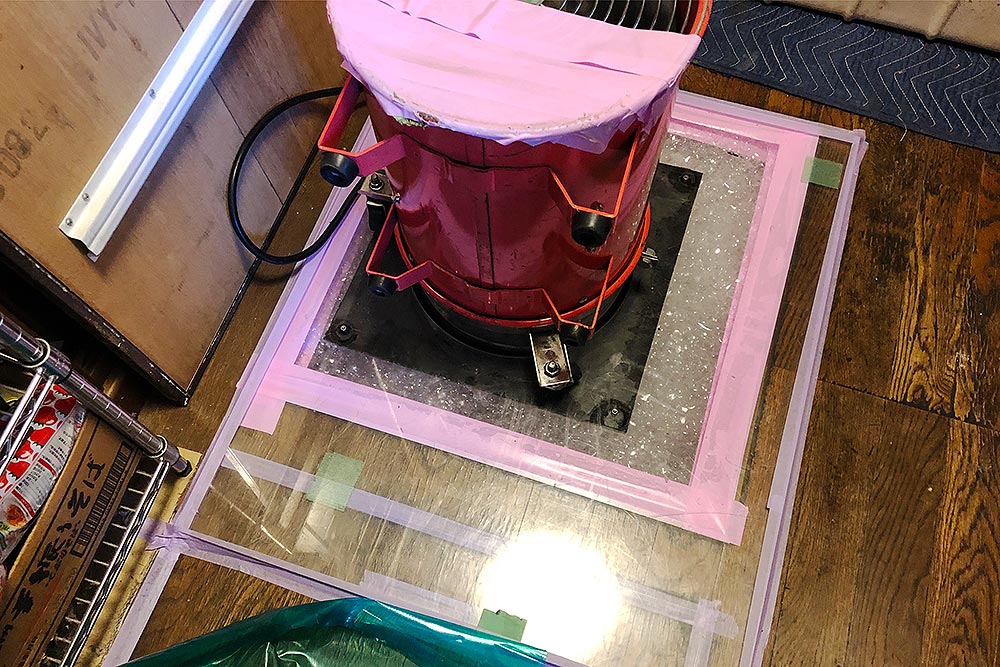 施工中のシロアリ発泡消毒