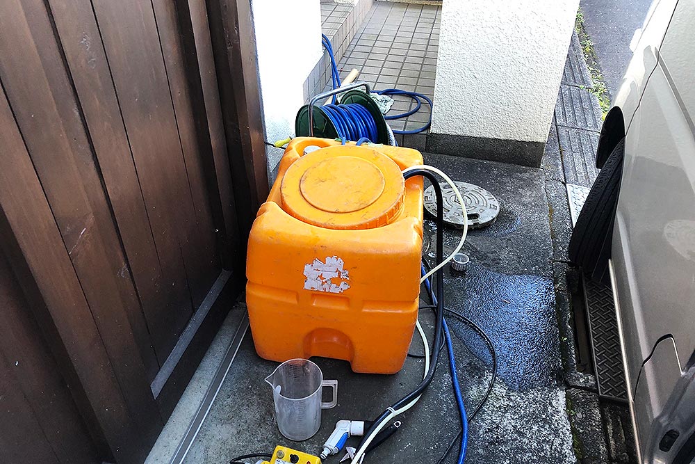 施工中のシロアリ発泡消毒