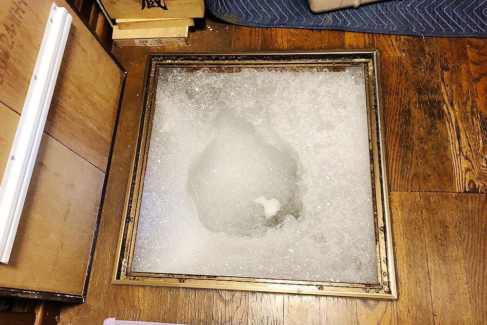 施工中のシロアリ発泡消毒
