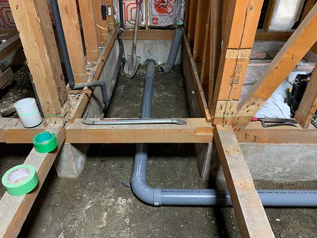 配管の切り回し作業