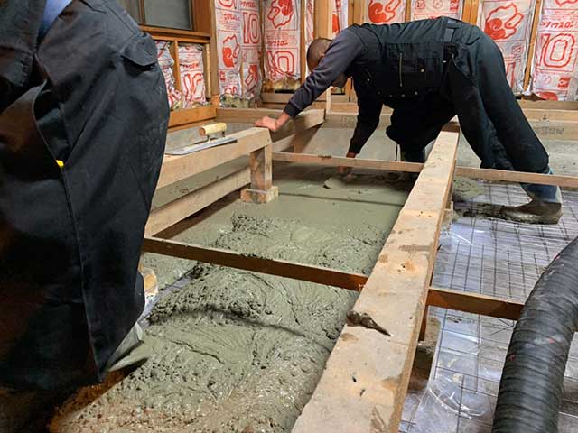 コンクリートのならし作業