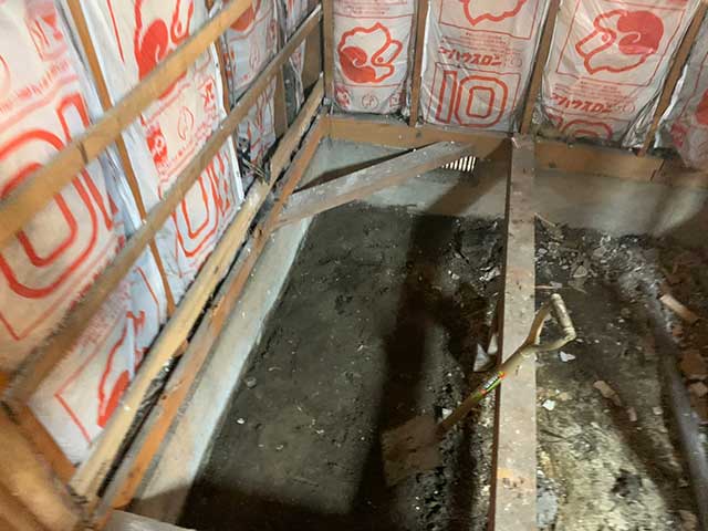 床下の掘削作業