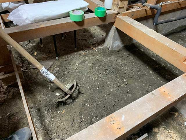床下の鋤取り作業