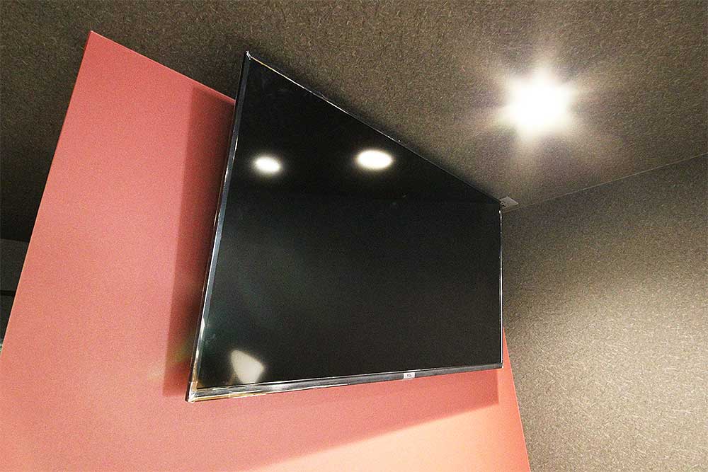壁掛け50インチテレビ