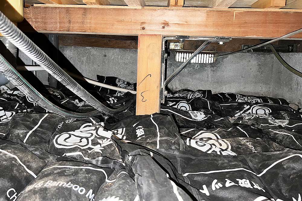施工後の床下調湿マット