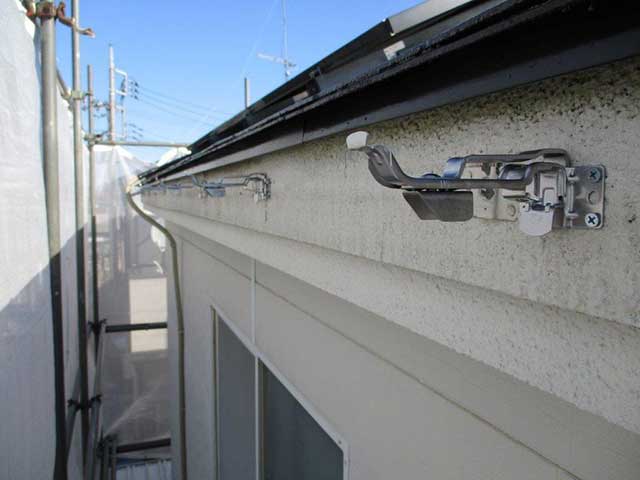 雨樋金具の取り付け