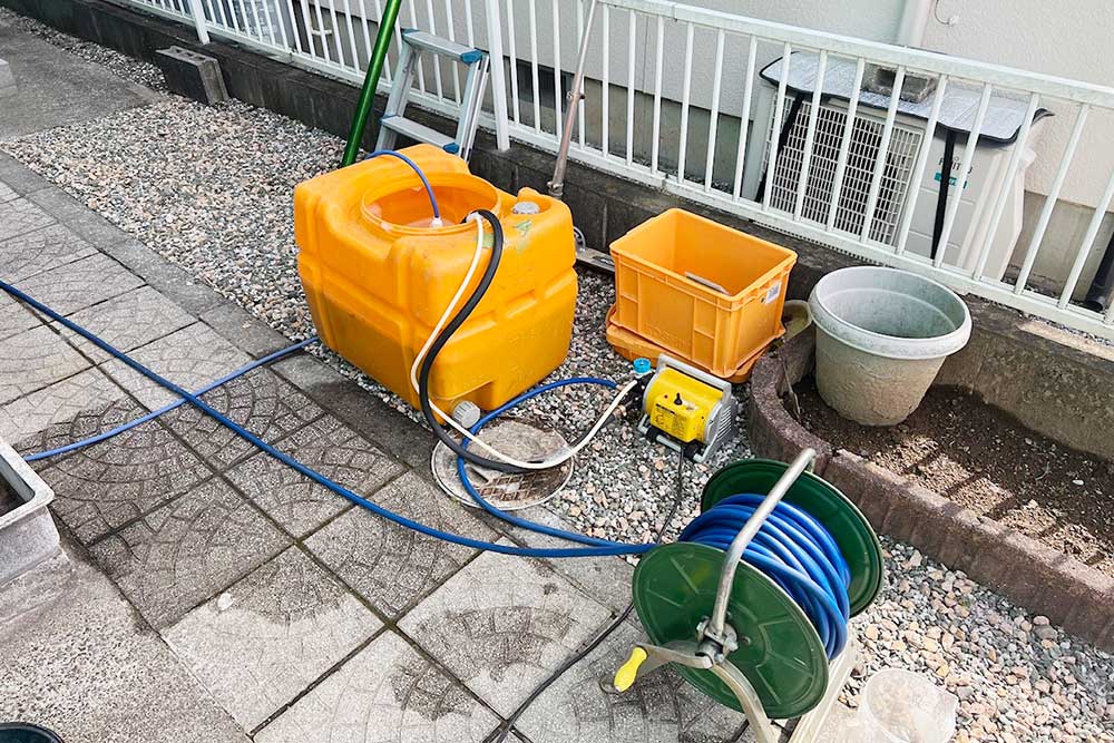施工中のシロアリ発泡消毒