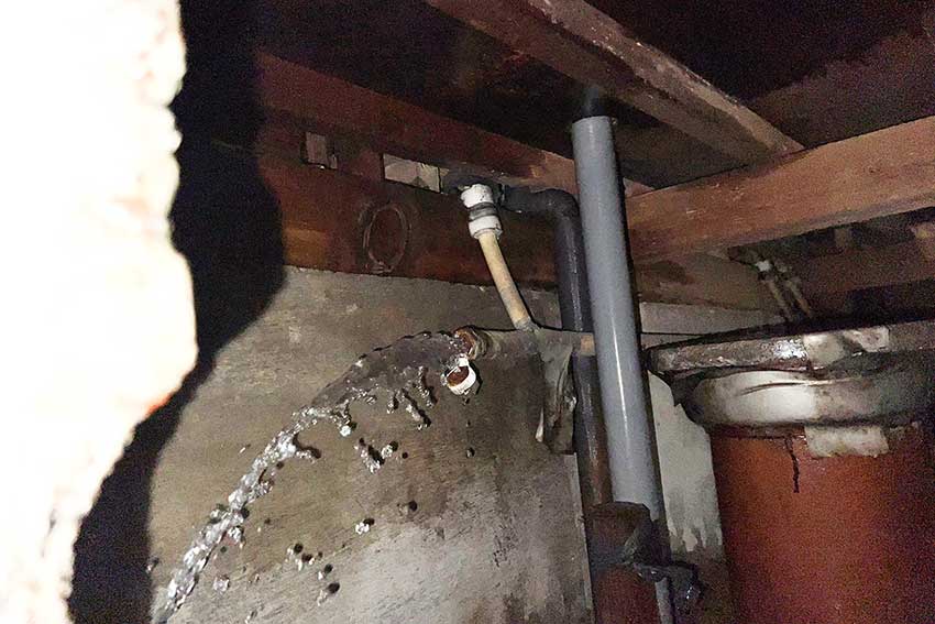水漏れしている床下配管