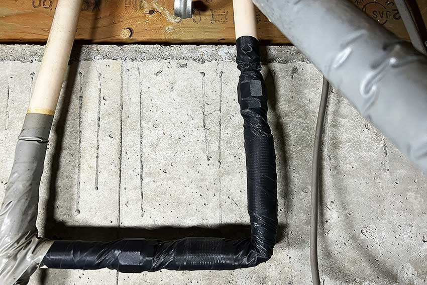 床下配管に巻いたキャンバステープ