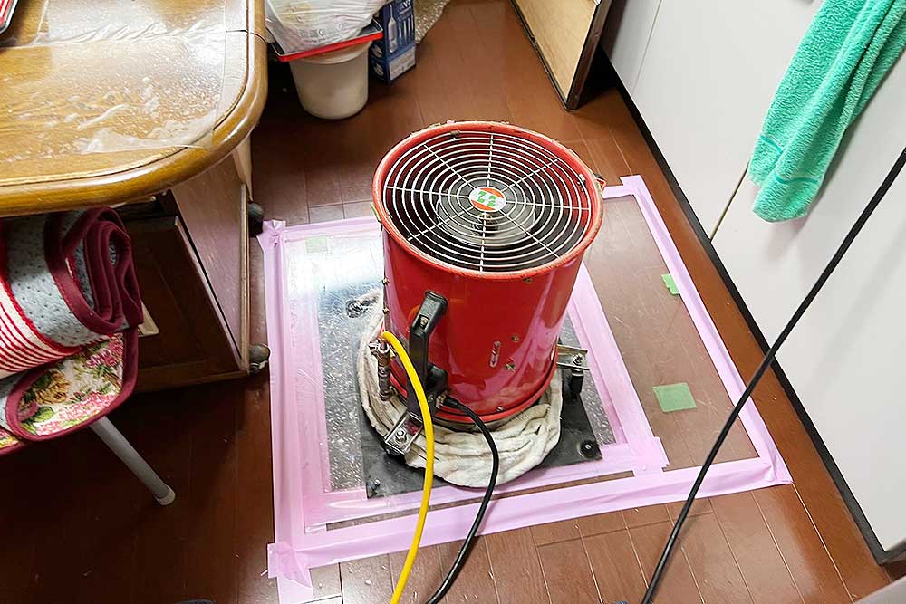 施工中の床下発泡消毒