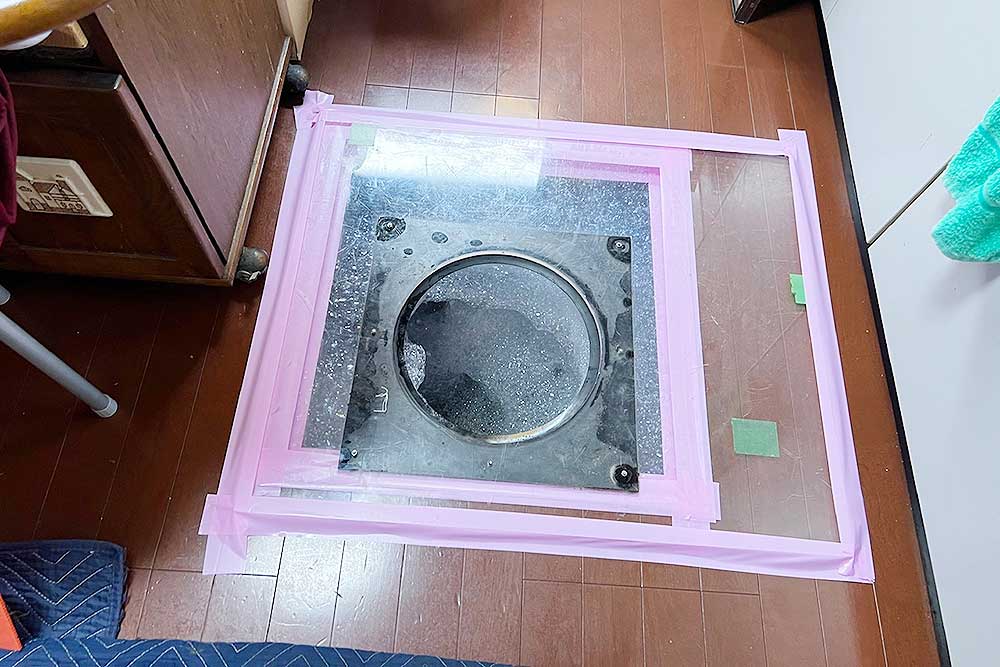 施工中の床下発泡消毒
