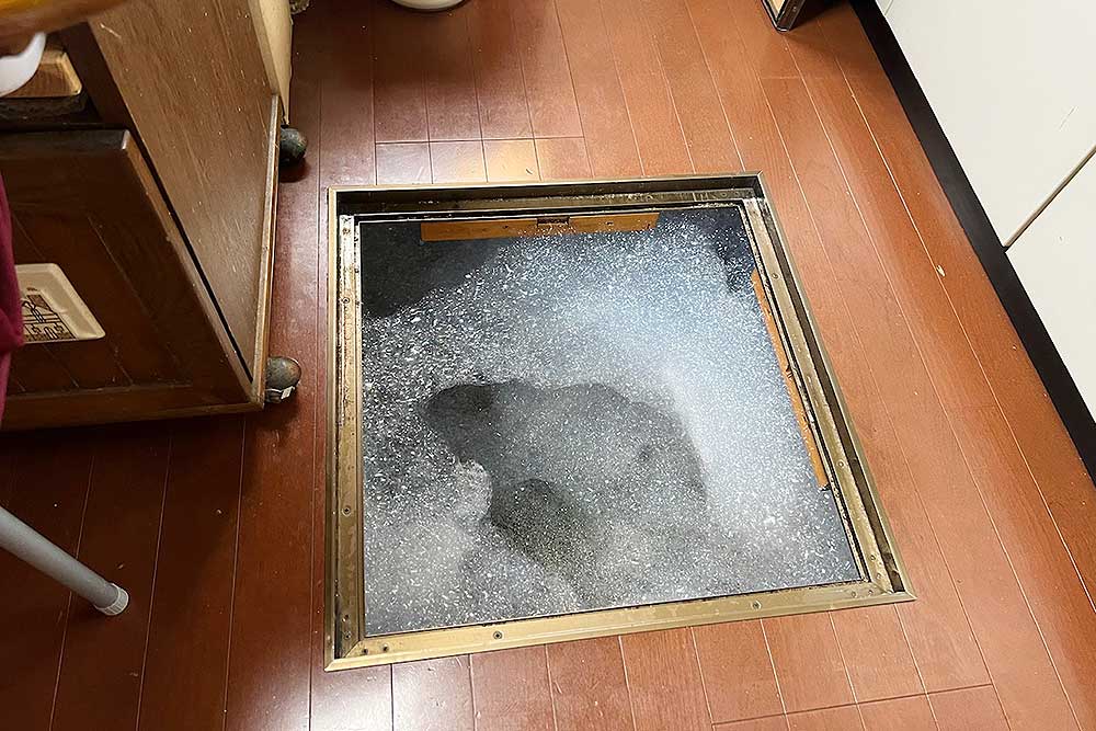 施工中の床下発泡消毒