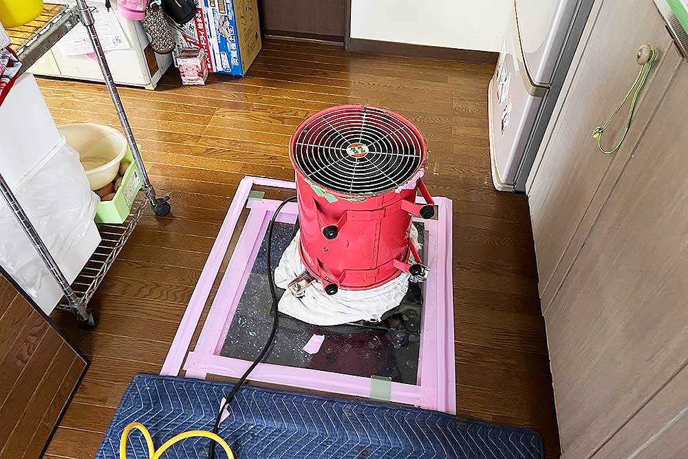 施工中の床下発泡消毒