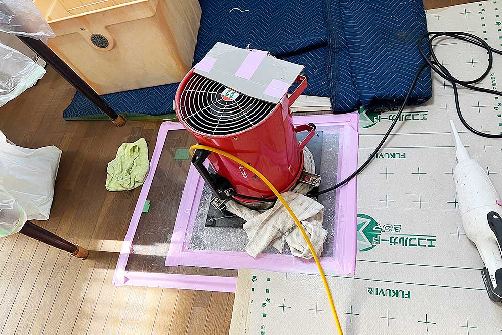 施工中の床下発泡消毒