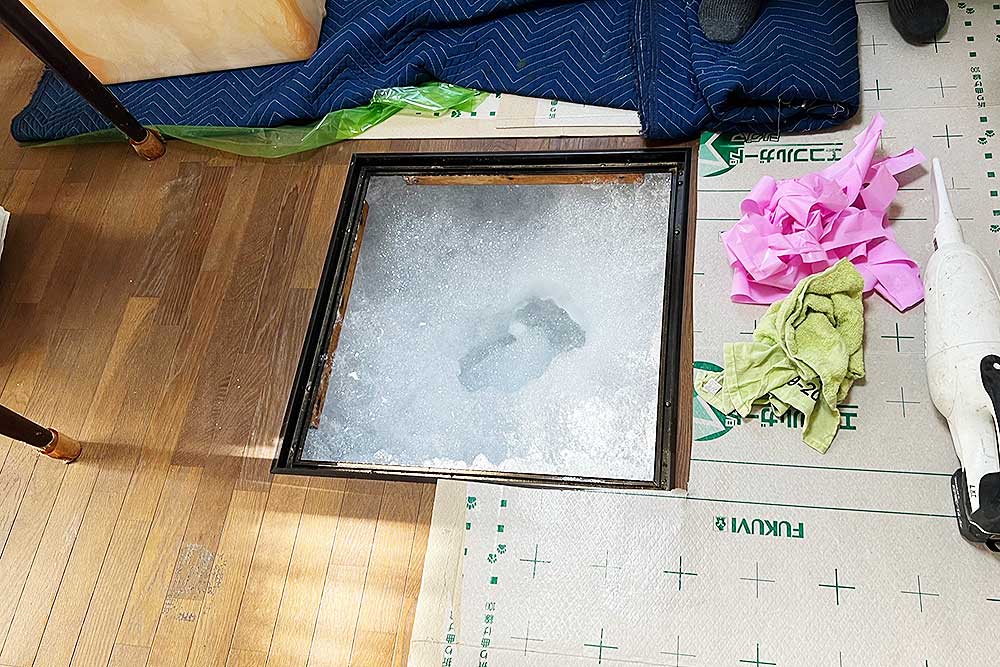 施工中の床下発泡消毒
