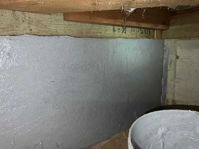 基礎にタックダイン下処理剤を塗布