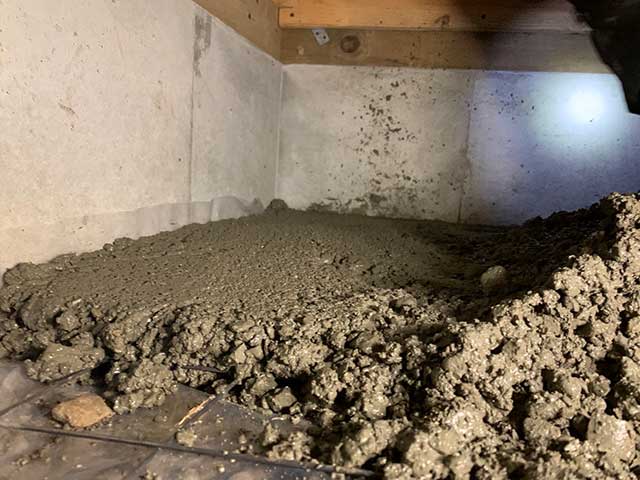 防湿シートとメッシュ筋の上にコンクリート打設