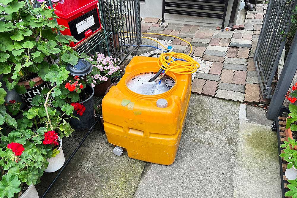 施工中の床下発泡消毒