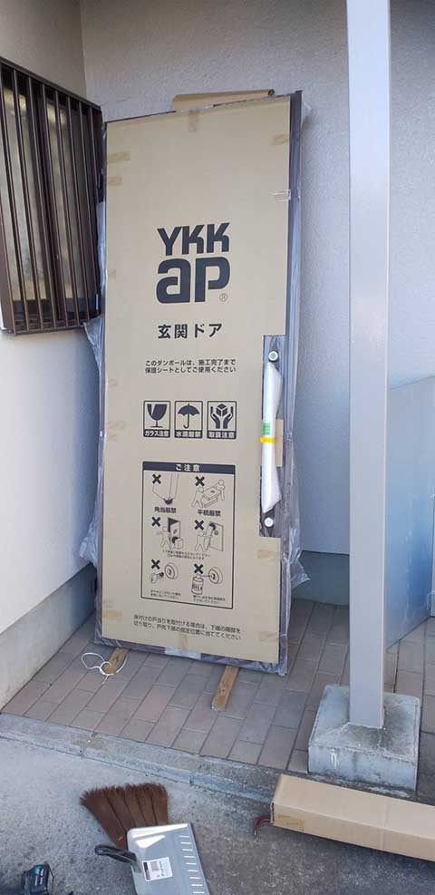 玄関ドアの運び込み