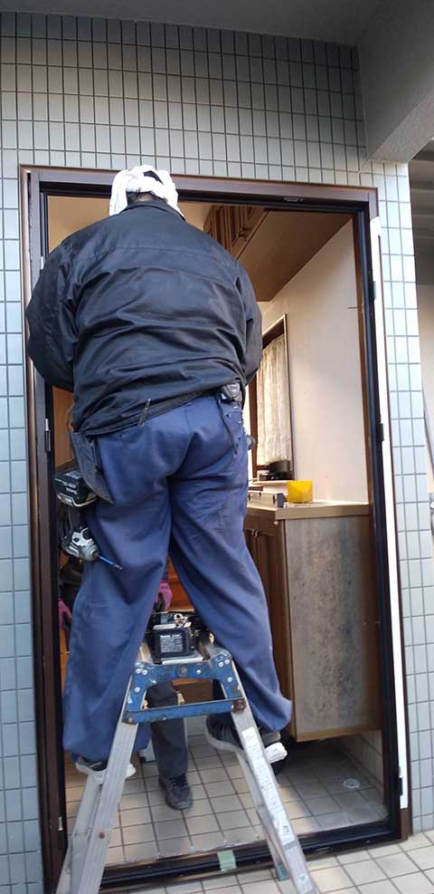 玄関ドア枠の取り付け