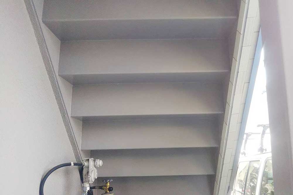 施工後の階段裏側