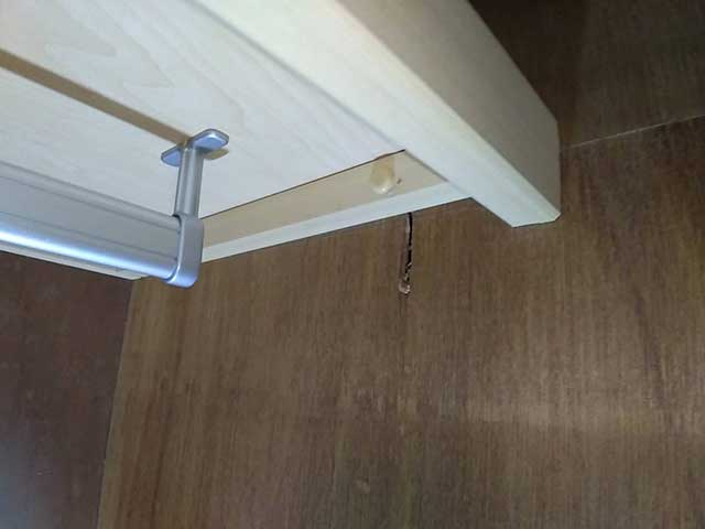 破損した押入内ベニヤ板