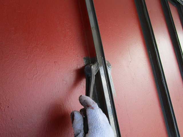 ハケで中塗りを塗装している屋根