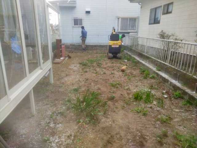 庭の掘削作業