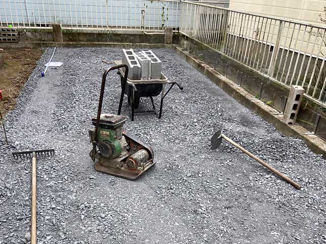 砕石の敷設・転圧