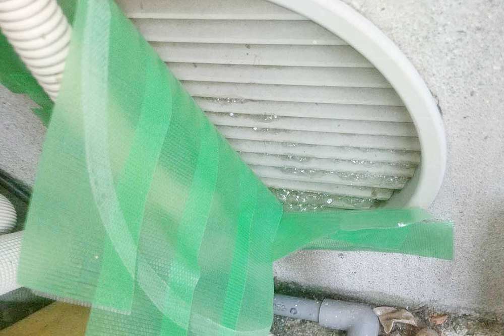 施工中の床下発泡消毒