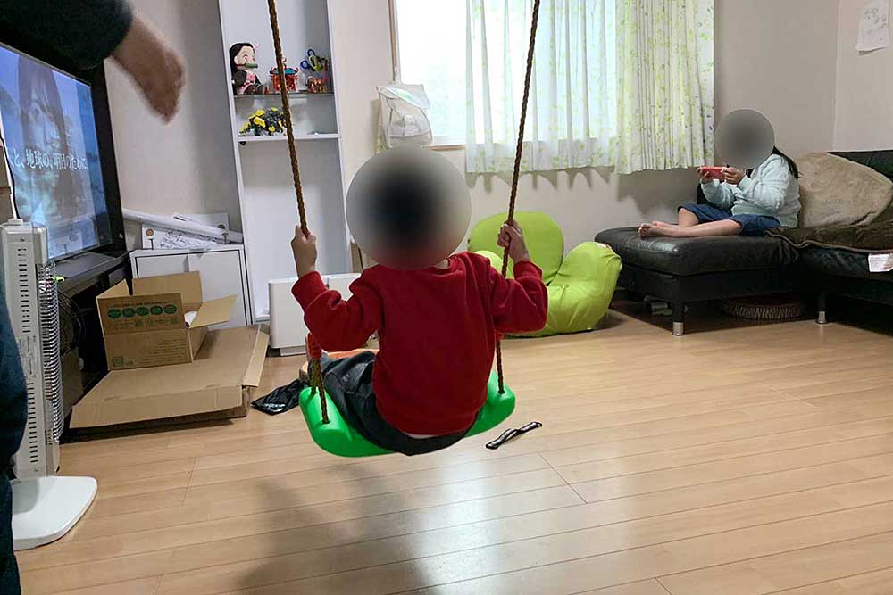 設置後の室内ブランコ