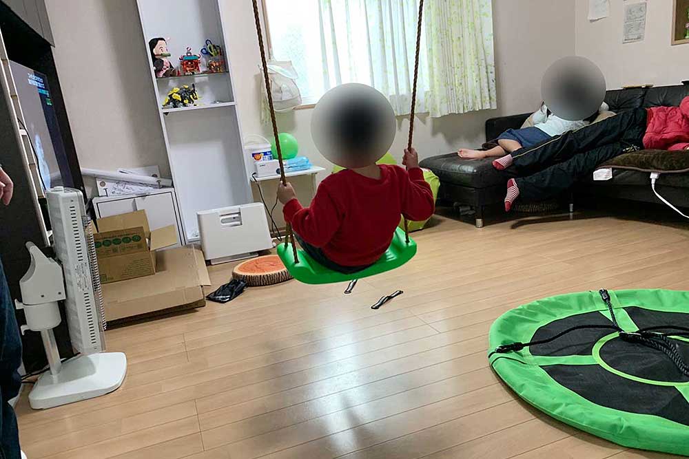 設置後の室内ブランコ