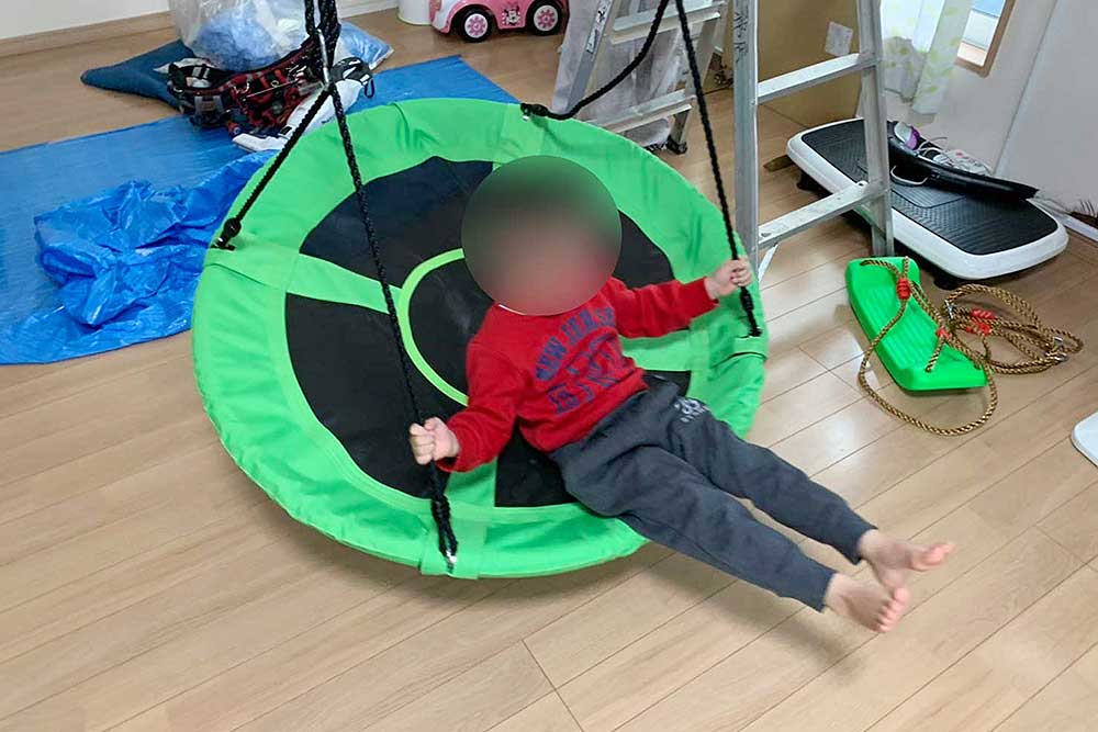 設置後の室内ブランコ