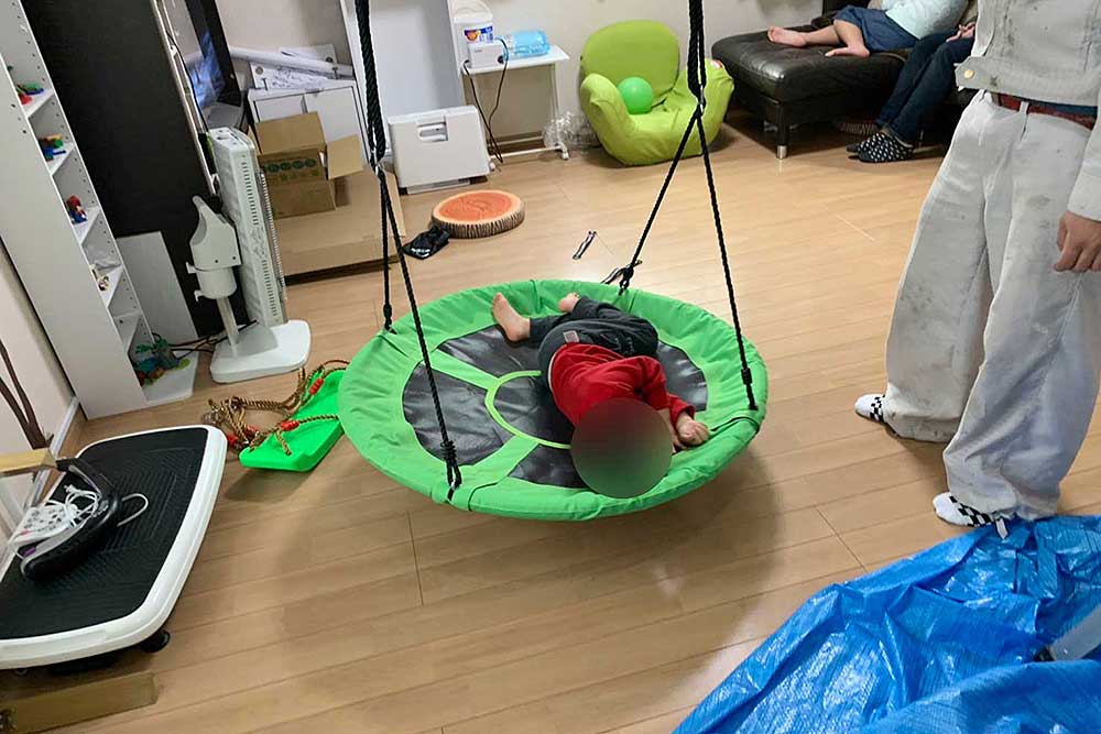 設置後の室内ブランコ