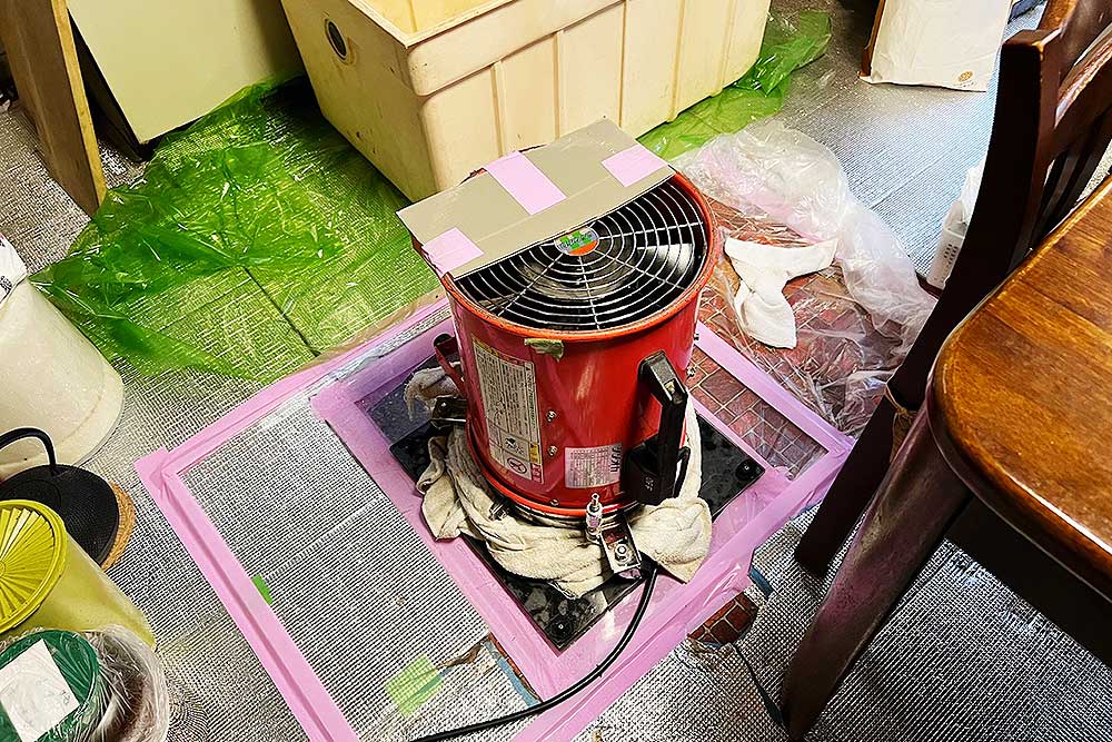 施工中の床下発泡消毒