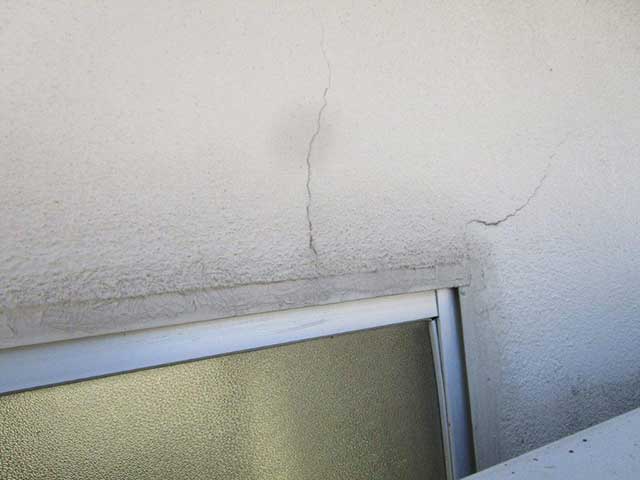 既存外壁のひび割れ