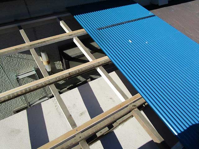 新しい波板の取付