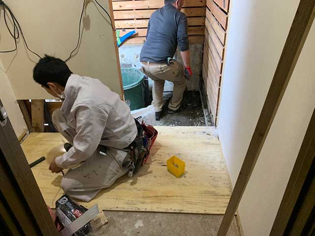 洗面室床のベニヤ板張り込み