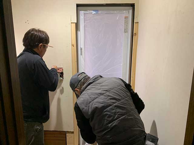 入口ドア枠取付