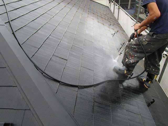 高圧洗浄を施工している屋根