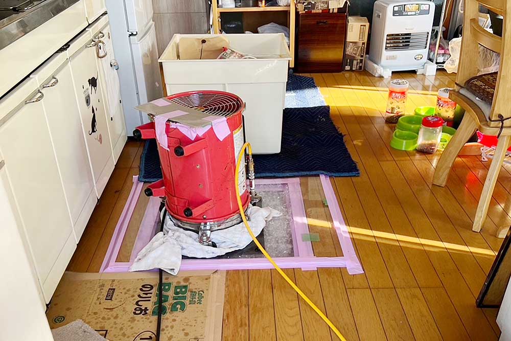 施工中の床下発泡消毒