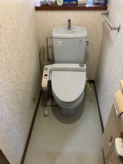 交換前のトイレ