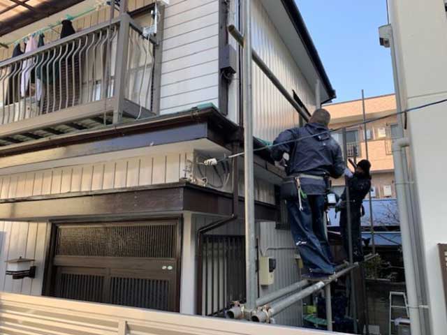 足場の組み立て作業